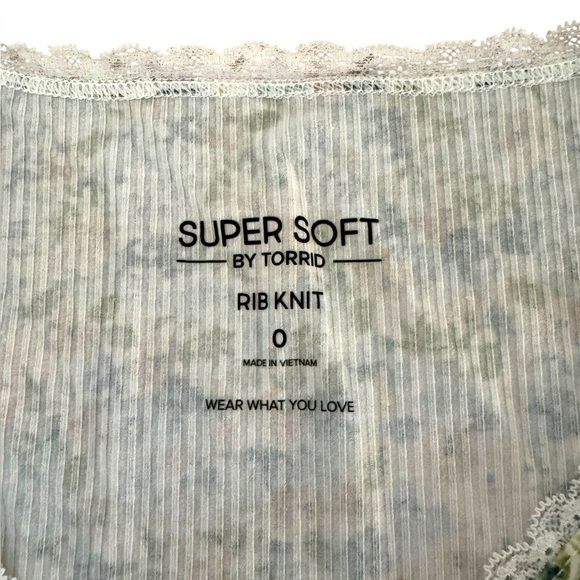 Torrid Sz. 0 (14) Super Soft Ribbed Knit‎ White Floral Crop Top EUC - Picture 3 of 8